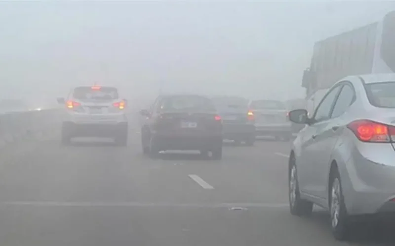 تحذير أرصاد.. ضباب كثيف يقلل رؤية الطرق في مناطق متعددة